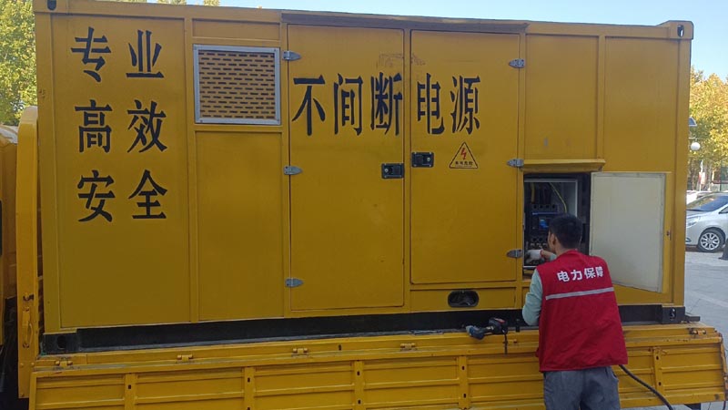 景东柴油发电机组和UPS电源配合使用时，如何避免切换过程中的电力中断？